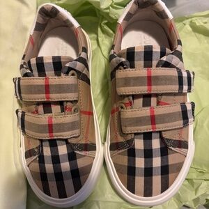 Burberry kid shoes